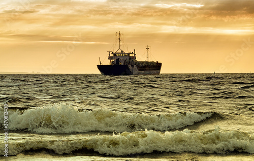 Obraz na płótnie The ship is sailing on the sea. w salonie