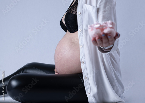 Mujer embarazada con botines