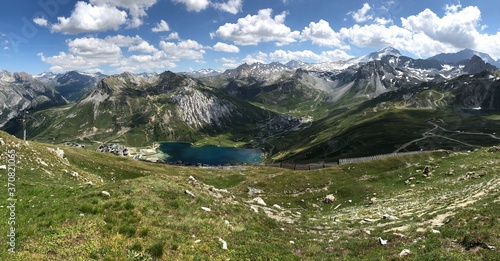 panorama sur l'un des lacs de TIgnes