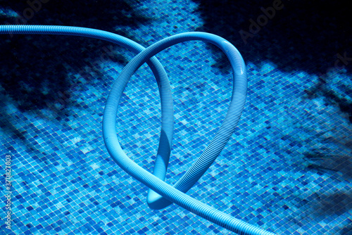 kinked hose from a pool cleaner
