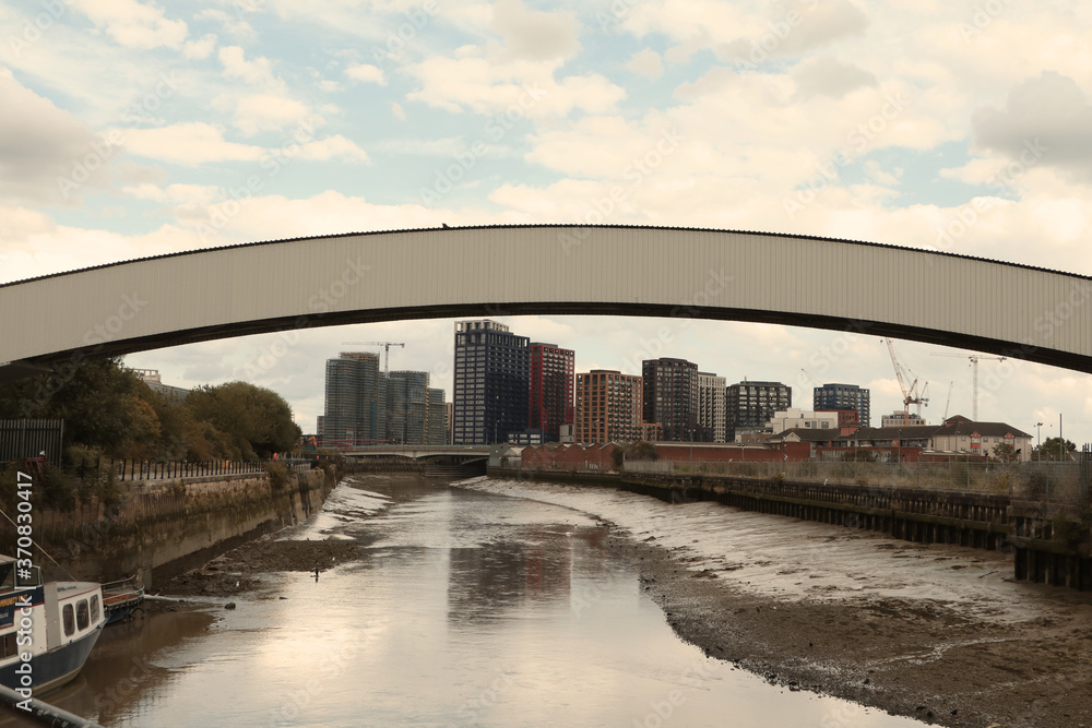 Naklejka premium LONDON ENGLAND 01 AUGUST 2020 view of caning town from river lea Cody Dock London England