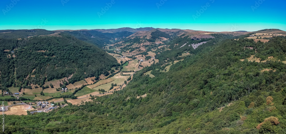 Obraz premium Brezons (Cantal, France) - Site de Vidèche - Belvédère sur la vallée de Brezons et le Plomb du Cantal