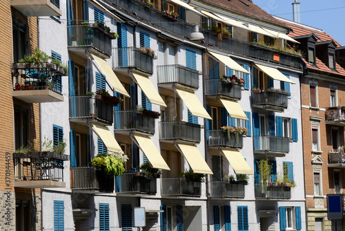 façade de Zurich pendant l'été - Suisse