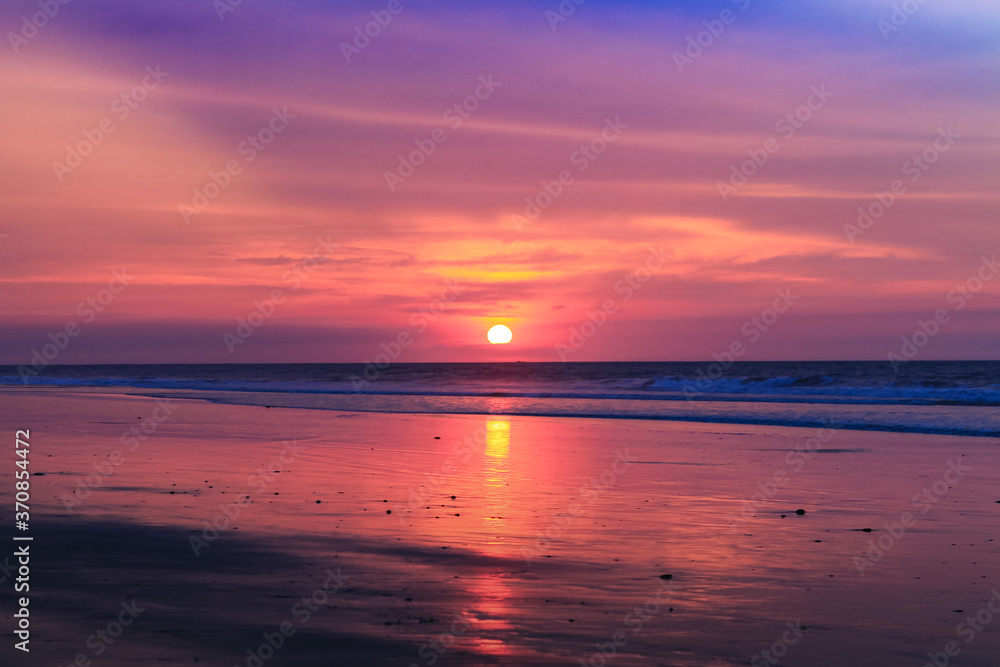 Atardecer en la playa de Tonsupa, Esmeraldas - Ecuador. Sunset at Tonsupa