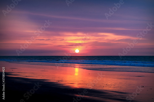Atardecer en la playa de Tonsupa  Esmeraldas - Ecuador. Sunset at Tonsupa