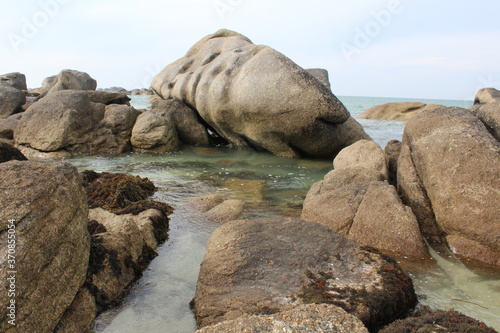 des rochers à la plage