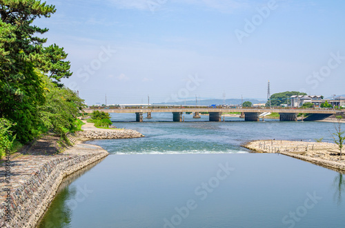 京都の宇治川と宇治橋