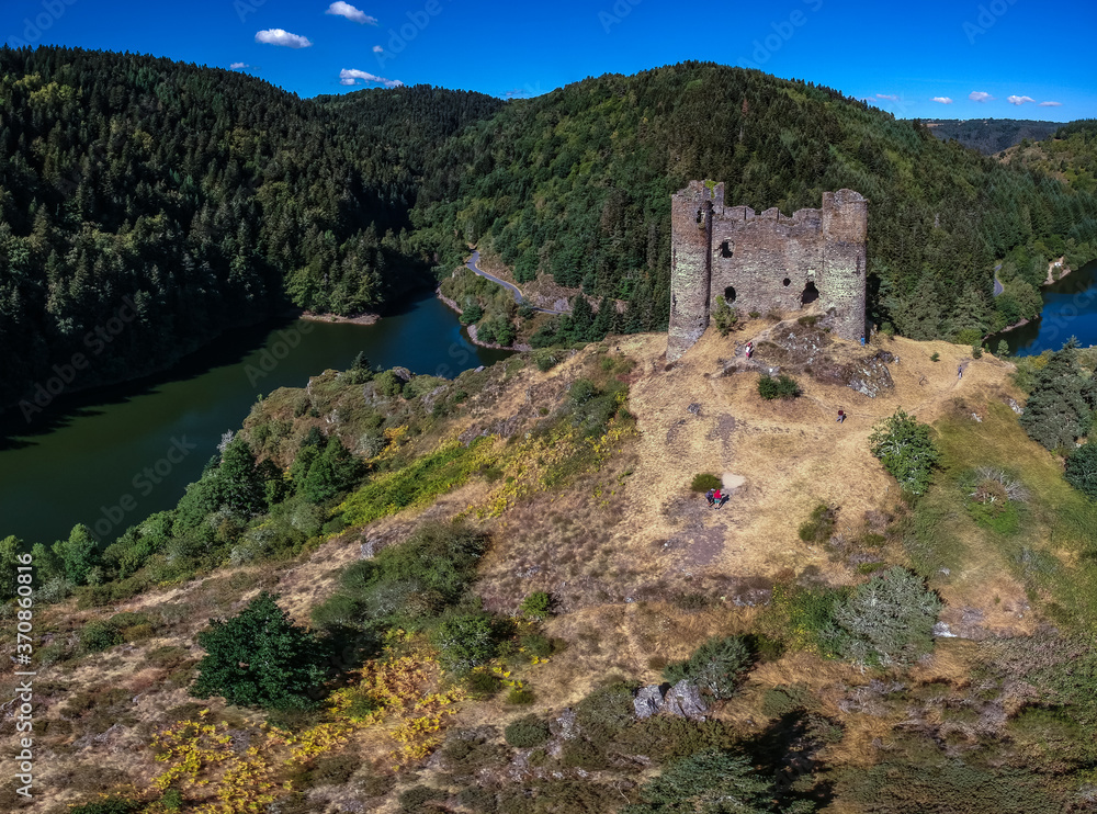 Alleuze (Cantal, France) - Vue aérienne du château féodal