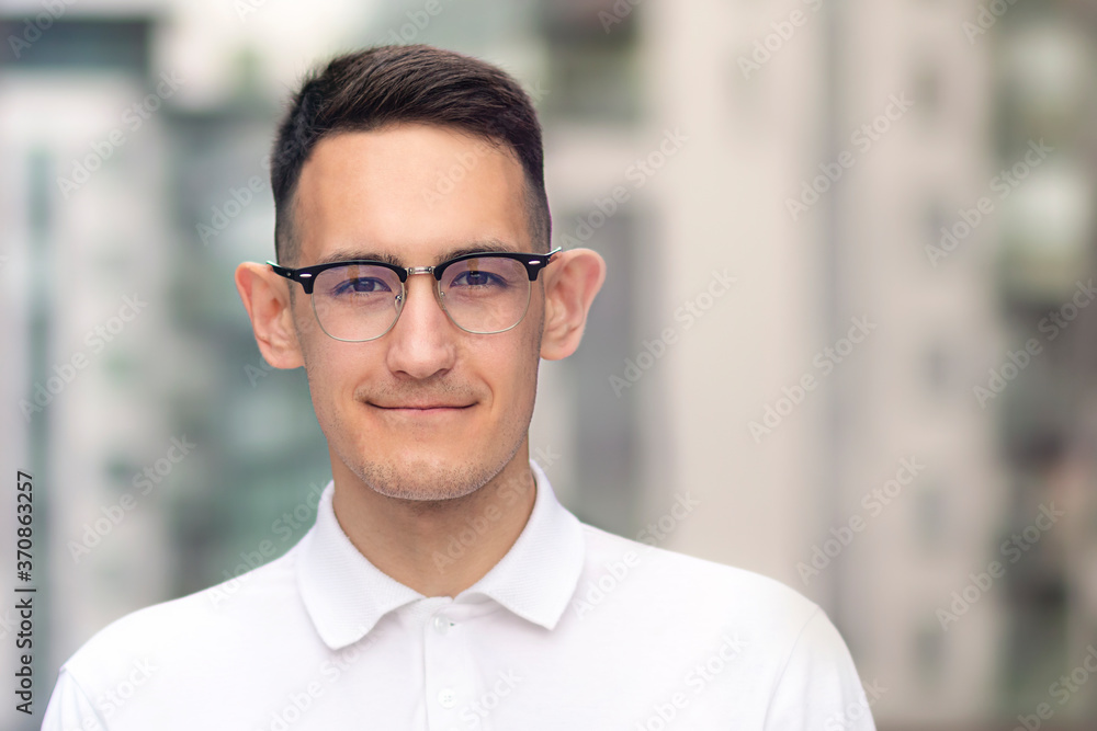 Rust virkningsfuldhed Ren og skær Portrait of intelligent smart guy in glasses and white polo shirt. Young man,  student looking at camera and smiling. Boy smiling outdoors. Stock Photo |  Adobe Stock