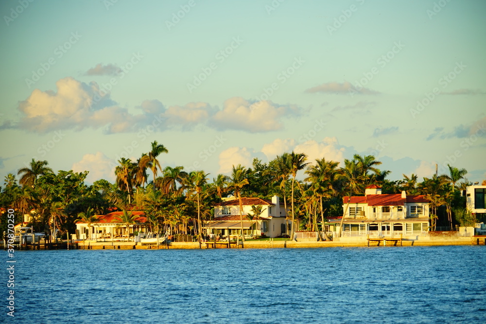 Obraz premium Miami downtown and south beach at sun set