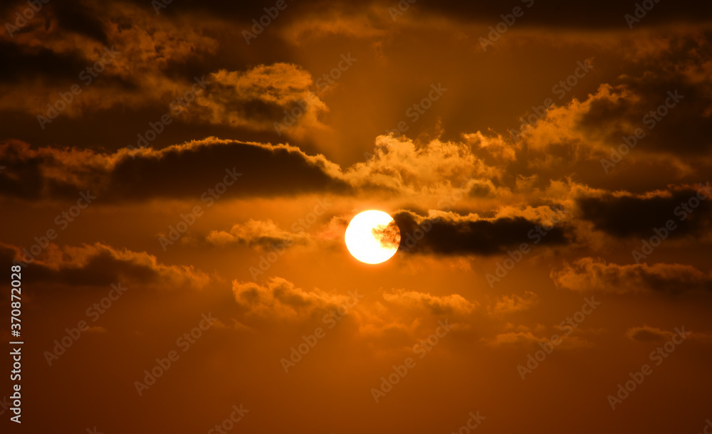 Obraz premium atardecer en el mar mediterraneo