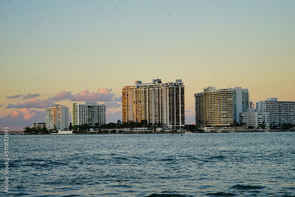 Fototapeta premium Miami downtown and beach at sun set