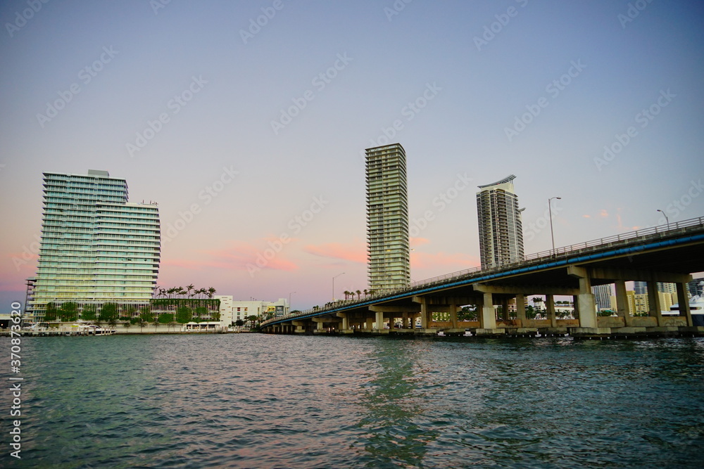 Obraz premium Miami downtown and beach at sun set