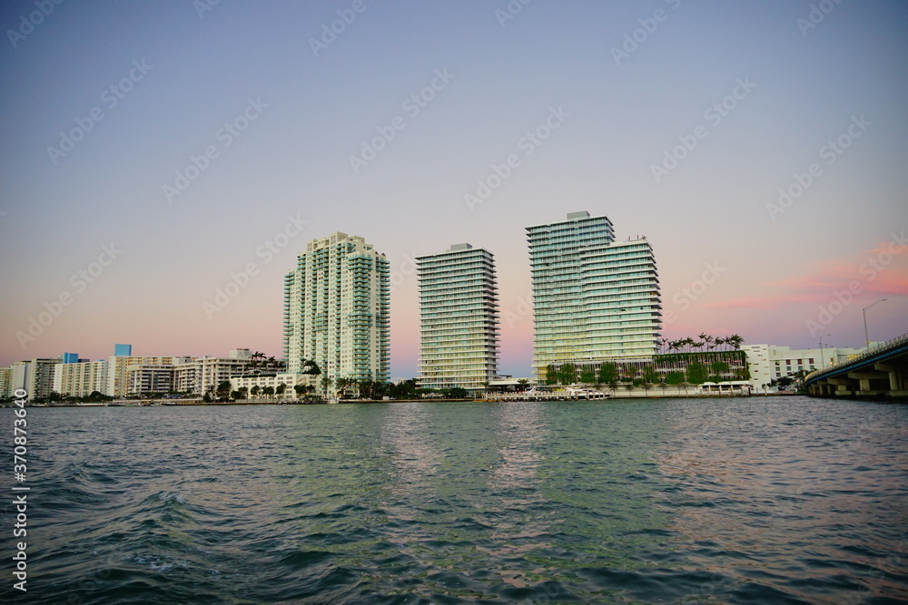 Fototapeta premium Miami downtown and beach at sun set 