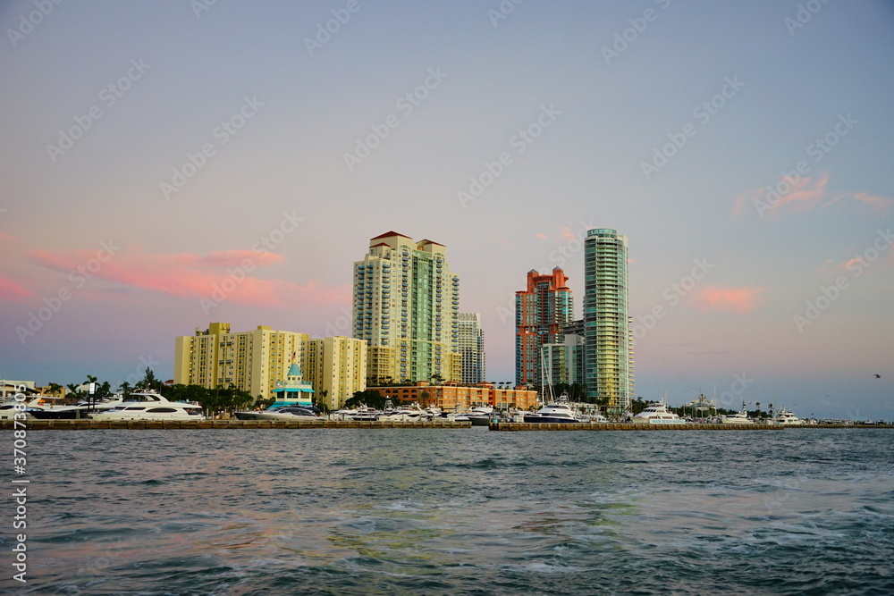 Fototapeta premium Miami downtown and beach at sun set