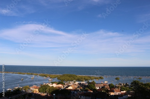 Mar com casas e ilhas com vegetação verde