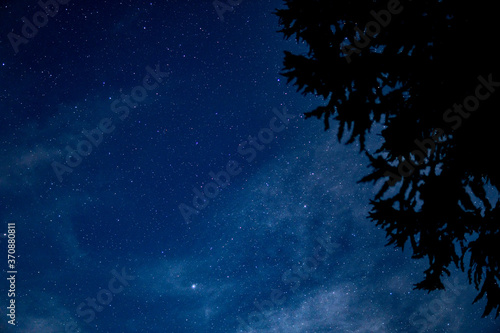 夏の上高地で夜の景色を撮影した山からの星空