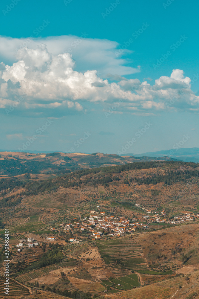 Fototapeta premium a paisagem de uma vila, com montanhas