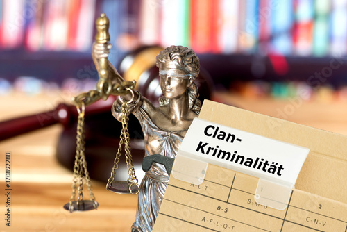 Bild auf Leinwand Richterhammer, Justitia und Akte Clankriminalität