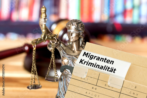 Foto Richterhammer, Justitia und Akte Migrantenkriminalität