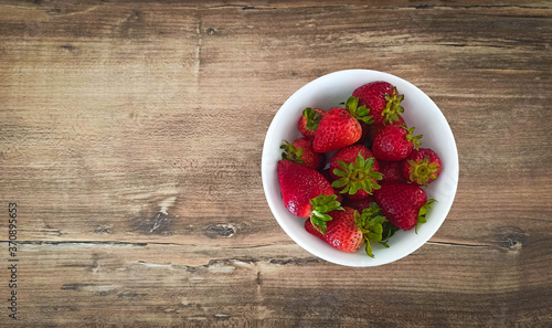 Varias fresas servidas en un plato blanco