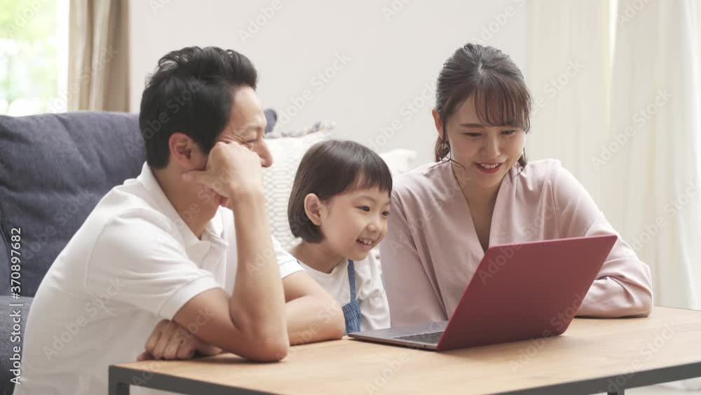 家族団らんのイメージ ノートパソコン 家族団らんのイメージ ノートパソコン