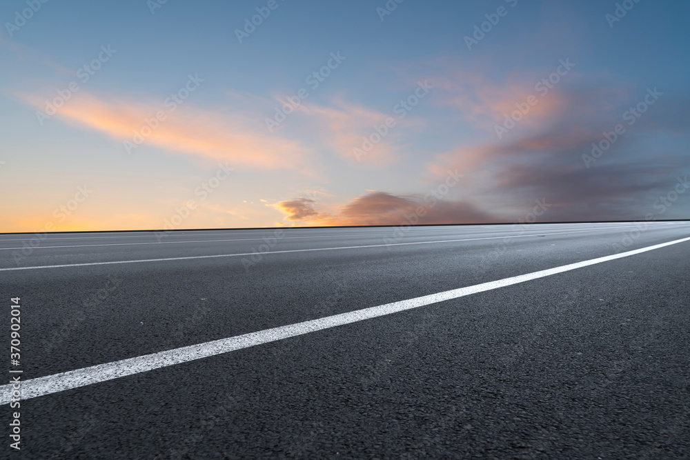 Naklejka premium asphalt road under the blue sky