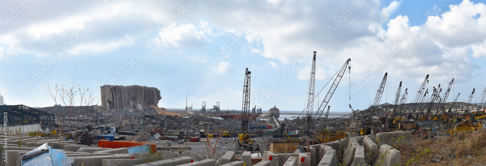 Obraz premium view of shipping Beirut Karbor after the terrible nlast that destroyed it