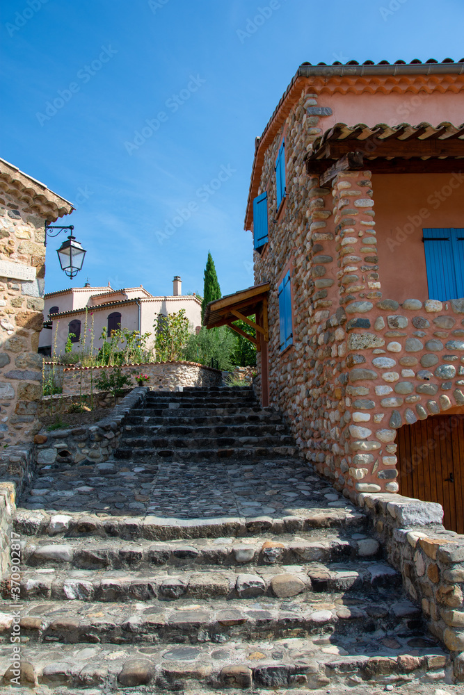 Escalier de pierre dans une rue d'Upaix, village perché de la vallée du Buëch, Hautes-Alpes, France.