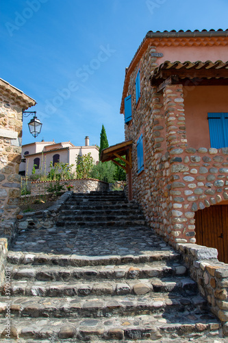 Escalier de pierre dans une rue d'Upaix, village perché de la vallée du Buëch, Hautes-Alpes, France. © HJBC