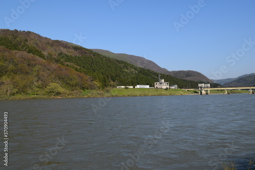 日本三大急流 最上川（もがみがわ）／ 山形県内の源流から河口まで流れる日本三大急流の一つ、最上川です。一つの都府県のみを流域とする河川としては、延長229kmと国内最長の大河川です。