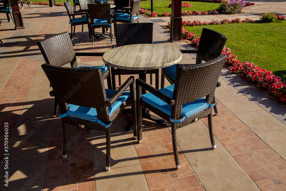 outdoor restaurant tables and chairs