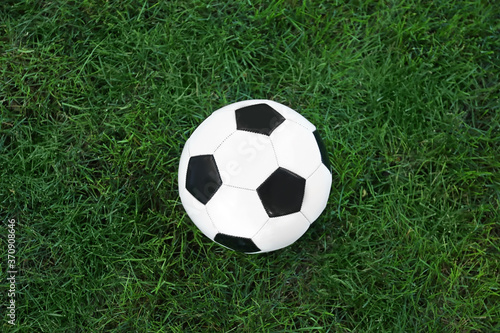Soccer ball on green grass outdoors © Pixel-Shot