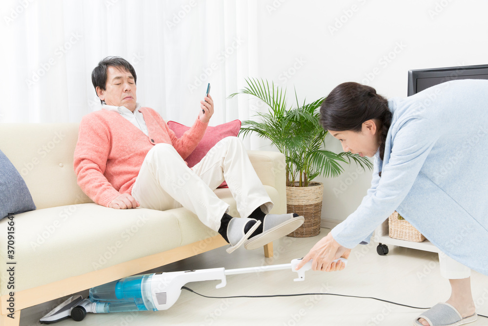 Fototapeta premium 掃除をする主婦