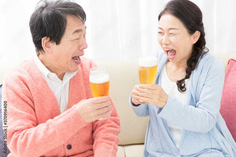 乾杯する夫婦 乾杯する夫婦
