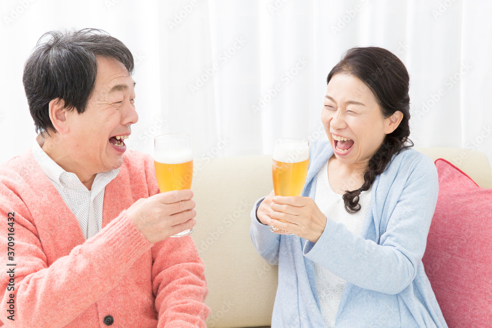 乾杯する夫婦 乾杯する夫婦