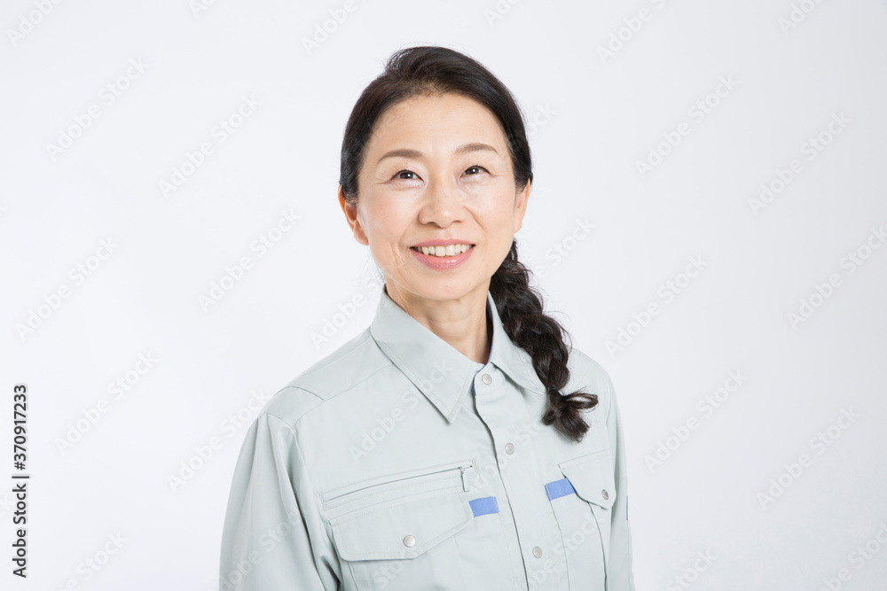 作業着を着た女性 作業着を着た女性