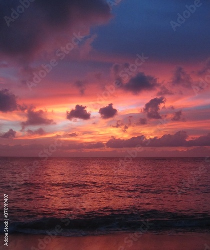 Sunset in the Seychelles © Afaranwide