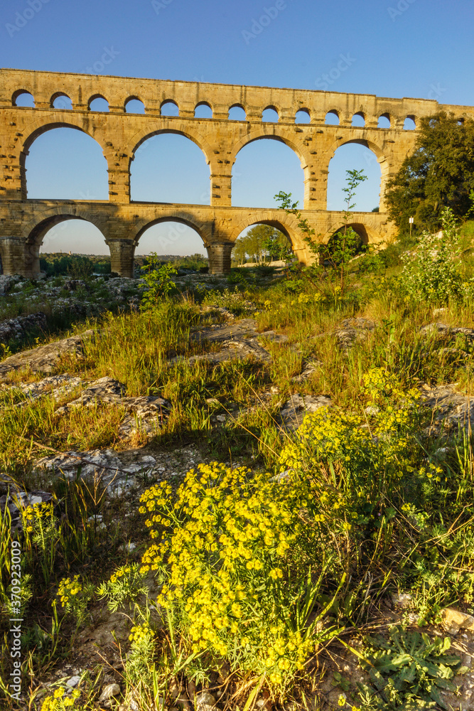 Fototapeta premium Puente de Gard , acueducto patrimonio de la humanidad, construido por el Imperio romano, siglo I d.C , Remoulins, departamento de Gard,Francia, Europa