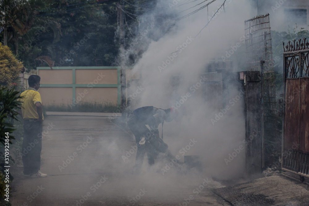 Obraz Officers enter the area to spray fog to prevent dengue fever.