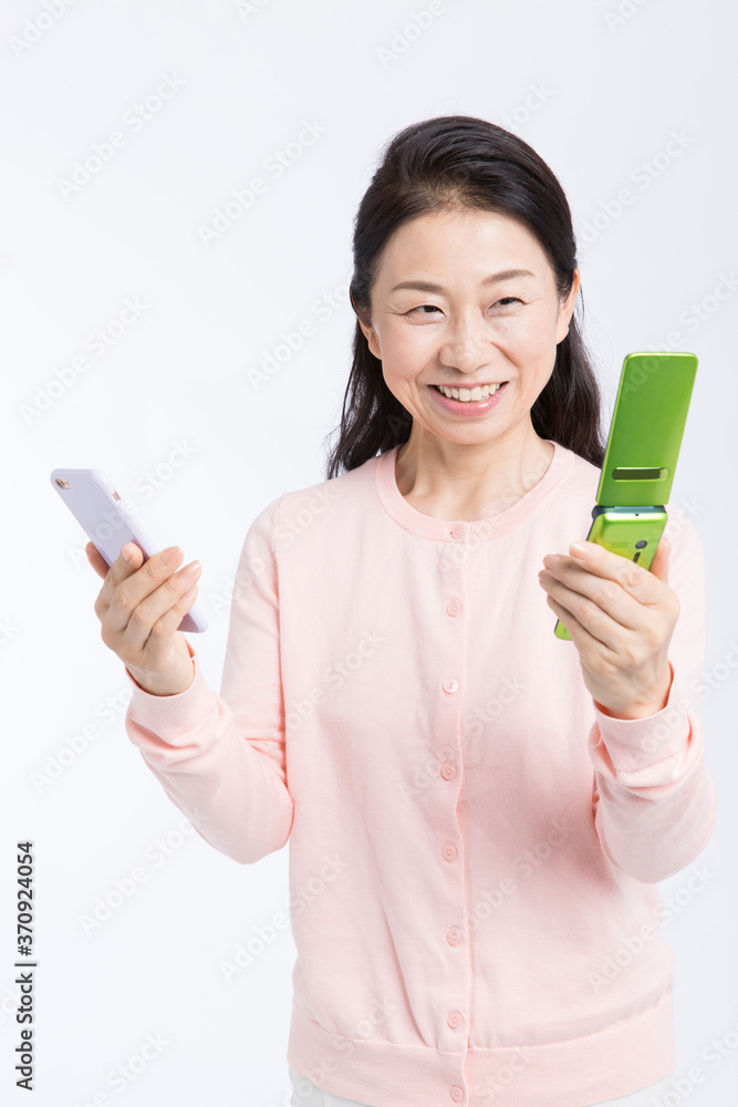 スマホとガラケーを持つ女性 スマホとガラケーを持つ女性