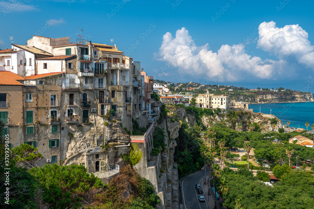 małe miastowa południu Włoch zbudowane na skale - obrazy, fototapety, plakaty 