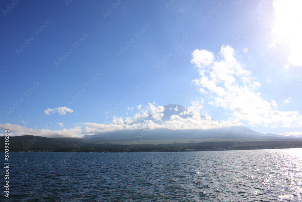 Fototapeta premium Mt.Fuji from Lake Yamanaka in Yamanashi, JAPAN 山中湖からの富士山、山梨県、日本