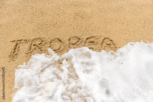 Napis Tropea na piasku
