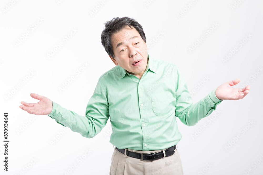 肩をすくめる男性 肩をすくめる男性