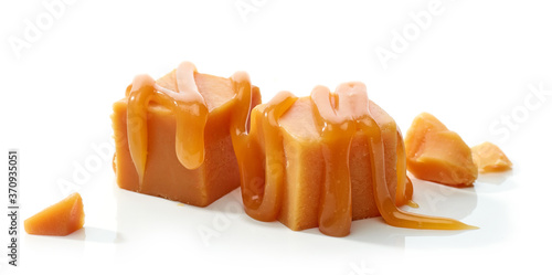 Foto caramel candies with melted caramel sauce