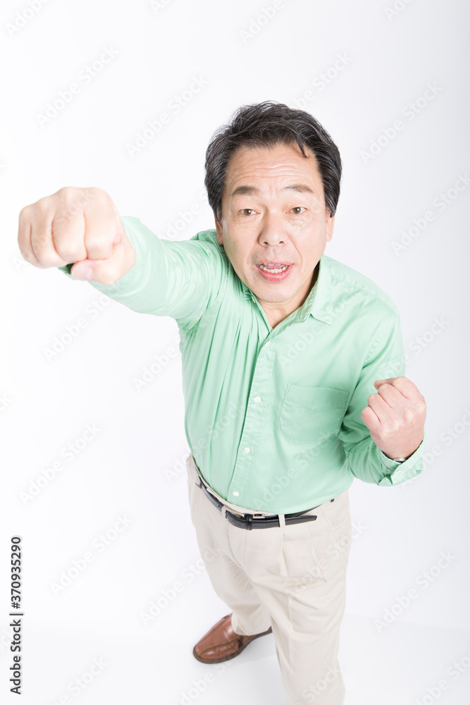 ガッツポーズをする男性