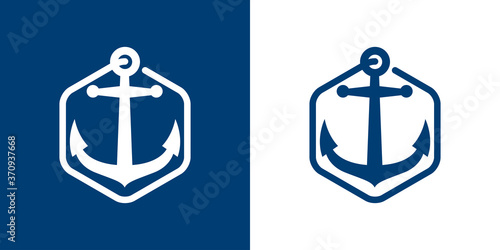 Logotipo estilo nautical. Icono plano ancla en hexágono lineal como cuerda en fondo azul marino y blanco