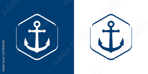 Logotipo estilo nautical. Icono plano ancla en hexágono lineal en fondo azul marino y blanco
