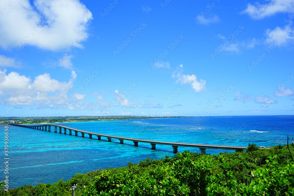 2020年8月、来間大橋と青い海、青い空。日本、沖縄。